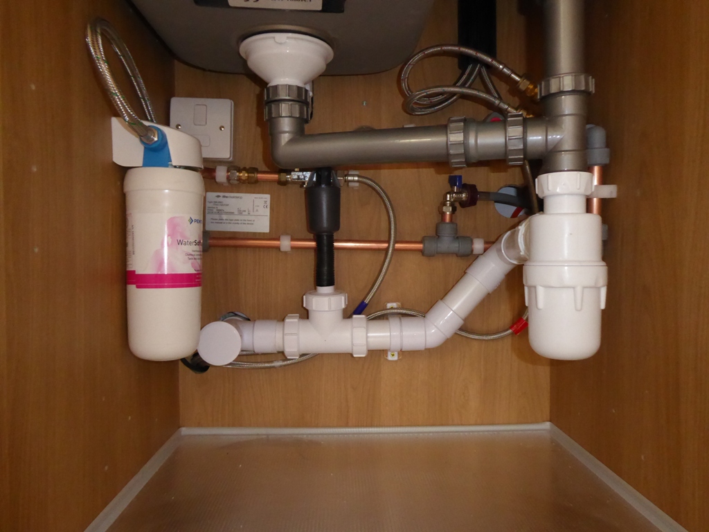 ۵ اشتباه رایج هنگام گرفتگی لولهها در پیشوا و راهحلهای درست 2 استفاده از ابزارهای غیر استاندارد